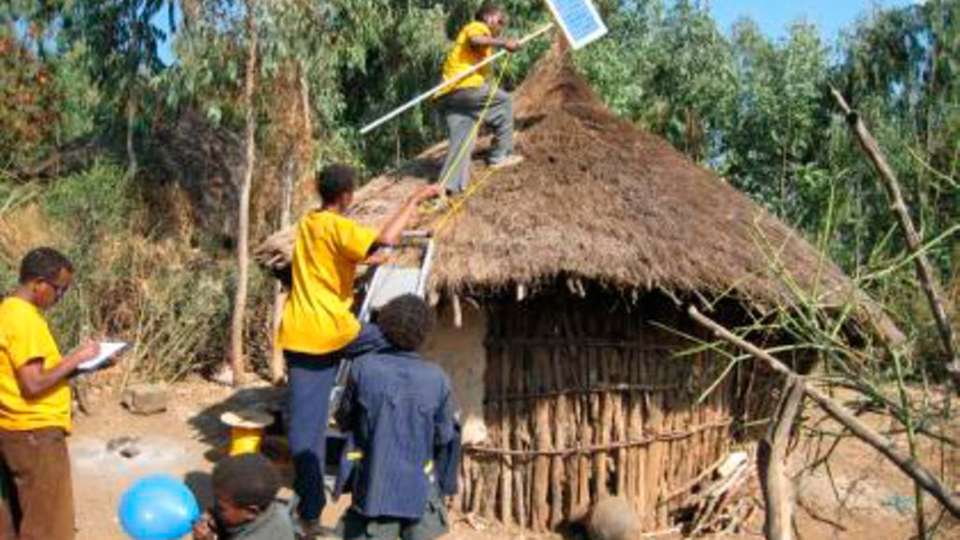 
                        
                        
                          Strom in die Hütten: Installation einer Solaranlage in �?thiopien
                        
                      