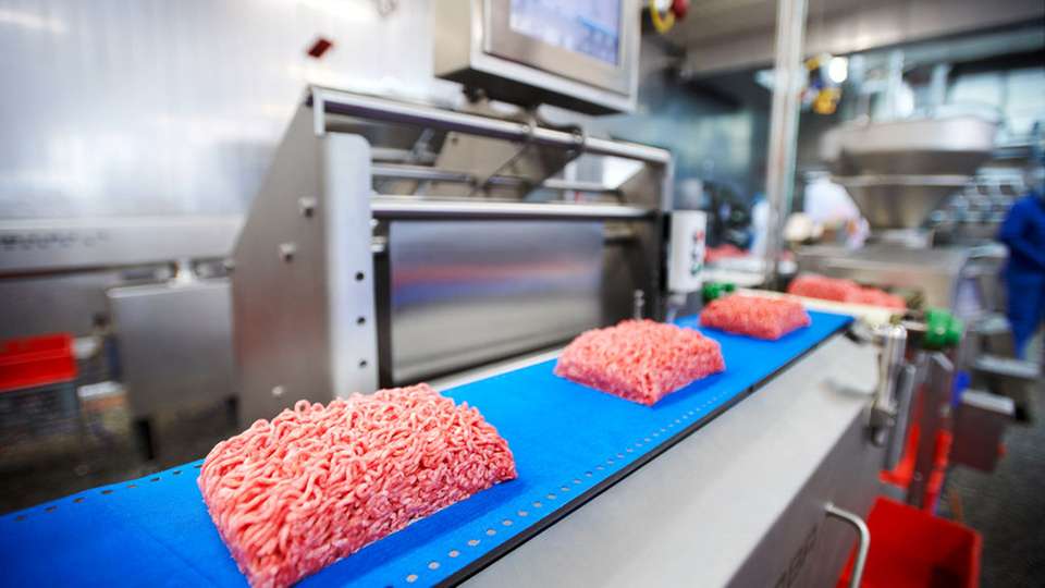 
                        
                        
                          Damit der Stapel nicht fällt, braucht er eine stabile Basis. Bei palettierten Waren ist eine sichere Folienverpackung Teil dieser Basis.
                        
                      