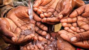Weltweit haben etwa 884 Millionen Menschen keinen Zugang zu sauberem Trinkwasser. 