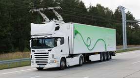 Die von Siemens im Rahmen des Projekts eHighway getesteten Lkw beziehen ihre Energie wie die Bahn aus Oberleitungen.
