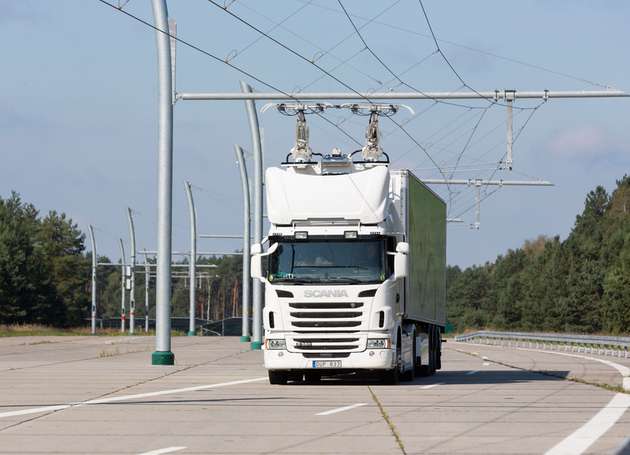 Die Oberleitungen sorgen für eine permanente Stromversorgung auf Langstreckenfahrten.