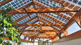 Semitransparente Solarzellen bieten mehr gestalterische Freiheit bei der Gebäudeintegration und lassen sich nun deutlich günstiger produzieren.