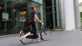 Der tragbare Elektroantrieb soll jedes Fahrrad in zehn Sekunden in ein E-Bike verwandeln.