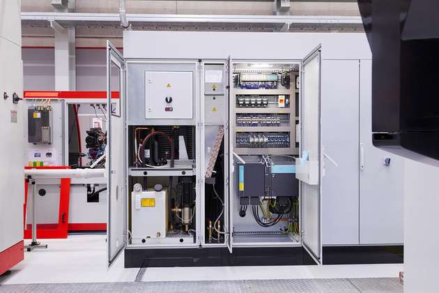 TS 8 Schaltschranksystem mit Kühltechnik von Rittal bei der Maschinenserie Planet V bei Supfina Griehaber.