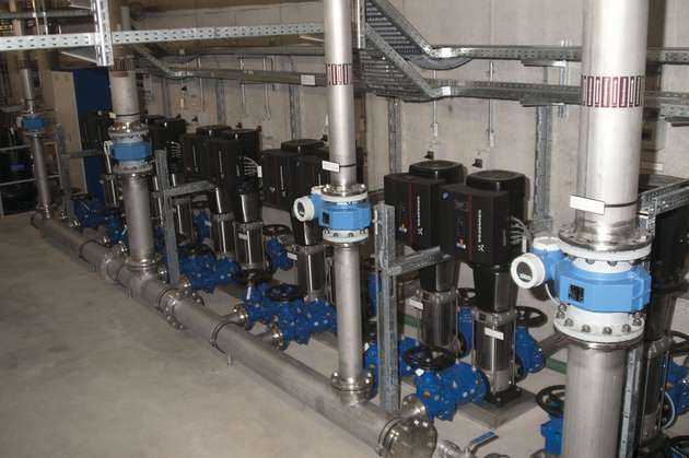 In Stapelbecken 8 sind insgesamt zehn Pumpen des Modells CRNE 64-4 in Reihe geschaltet und fördern das Abwasser zur Beregnungsanlage.