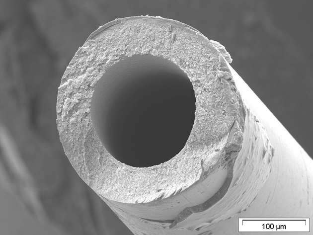 Da CO2-Moleküle kleiner sind als Methanmoleküle und sich zudem im Polymer besser lösen, können sie die Mikroporen der Membran wesentlich schneller durchwandern.