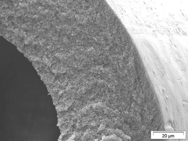 Da CO2-Moleküle kleiner sind als Methanmoleküle und sich zudem im Polymer besser lösen, können sie die Mikroporen der Membran wesentlich schneller durchwandern.