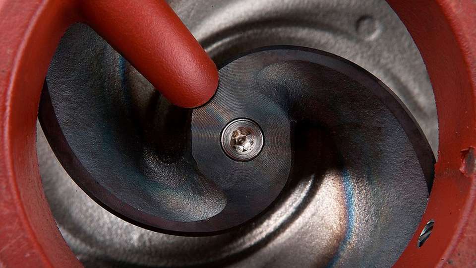 Abstreifer an den Laufrädern eines Pumpwerks helfen, Verzopfungen zu verhindern.