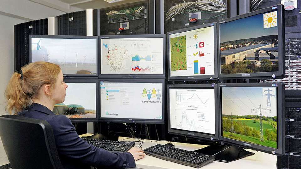 Blick in die Leitwarte: Wissenschaftler des Fraunhofer IWES nehmen in der Leitwarte in Kassel das Stromnetz unter die Lupe.