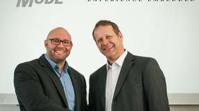 Peter Siwon von Microconsult und Christopher Seemann von Mixed Mode besiegeln die Partnerschaft.