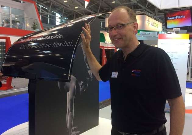 Flexible Zukunft: Wolfgang Lange, Geschäftsführer Solar Frontier Europe, am Muster eines biegsamen Dünnschicht-Moduls. 
