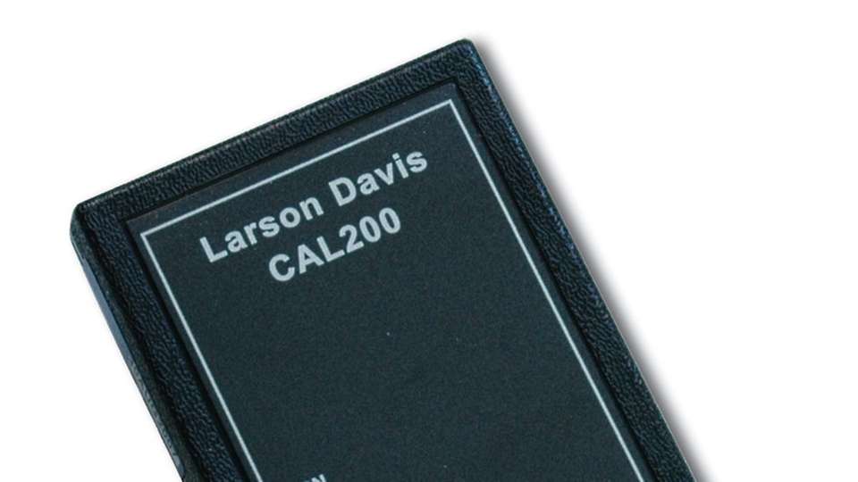 Die akustischen Präzisionskalibratoren CAL200 und CAL250 von Larson Davis gewährleisten ein konstantes Ausgangssignal von 94 dB oder 114 dB selbst bei schwankender Batteriespannung.