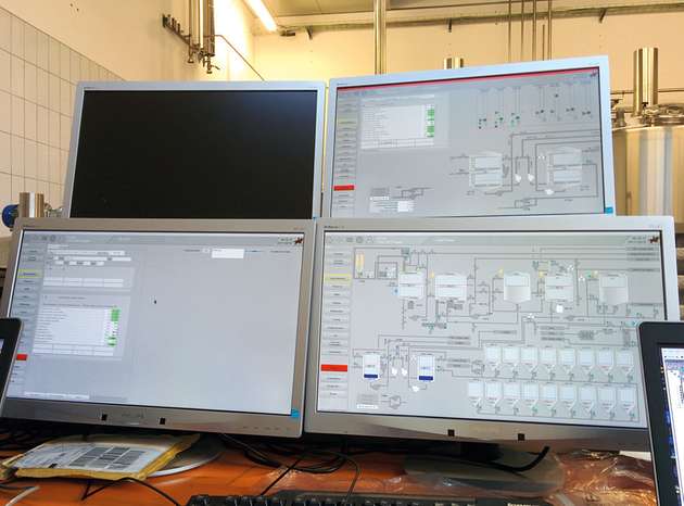 Der Braumeister hat auf mehreren Monitoren mit allen Überwachungsinformationen den gesamten Fertigungsprozess im Blick.