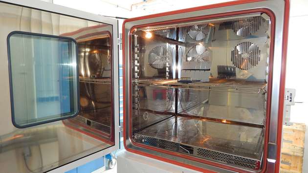 In Klimakammern werden Bauteile Temperaturen von -40 bis 180 °C ausgesetzt. Noch belastender als große Hitze oder Kälte sind für die Bauteile aber schnelle Temperaturwechsel.