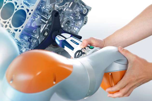 In dieser Anwendung führt ein Kuka LBR iiwa mit einem Schunk Co-act Greifer EGP einen Motoradapter zu einem Motorblock, positioniert ihn und hält ihn während der Verschraubung in Position. Die Feinjustage und Verschraubung erfolgen durch den Mitarbeiter per Hand.