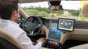 In Boschs Vision von der Connected Mobility lernt die KI des Fahrzeugs nie aus.