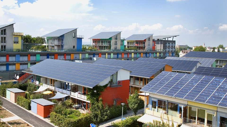 Gutes Beispiel: Ein auf Solar-Energie-Gewinnung optimiertes neues Stadtviertel in Freiburg ist ein Beispiel für eine „good practice“ im Sinne des post-fossilen Umbaus von Städten.