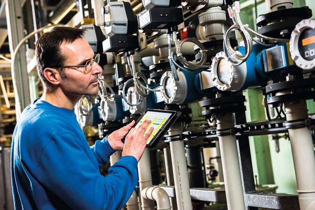 Ingenieure und Techniker von EnviroChemie betreuen im Rahmen eines Betriebsführungs-Contractings die Anlagentechnik zur Abwasserbehandlung.