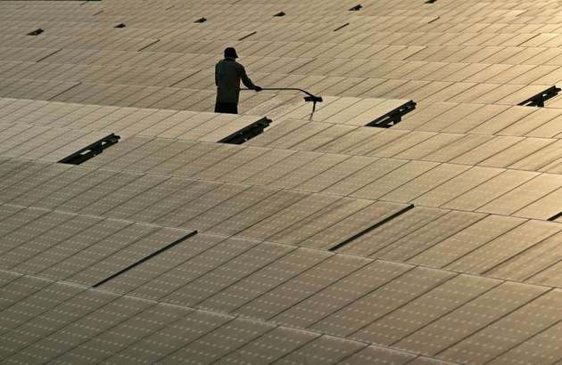 Die Säuberung einer PV-Anlage schlägt in der Freifläche je nach Größe im Schnitt mit circa 1,50 bis zwei Euro pro Kilowattstunde zu Buche.