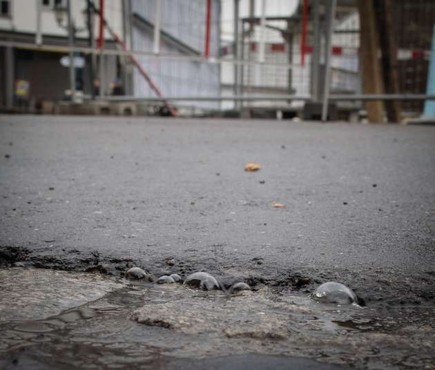 Blubbernde Straße: Prozessluft tritt an der Oberfläche aus. 