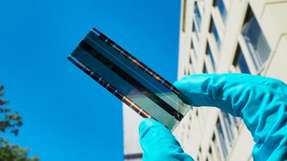 Zu den Neuheiten, die das KIT auf der Hannover Messe präsentiert, gehört ein umweltschonendes Verfahren zur Herstellung von Solarfolien.