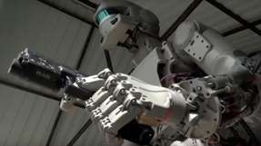 Der russische humanoide Roboter lernt mit Waffen in beiden Händen gleichzeitig zu schießen.