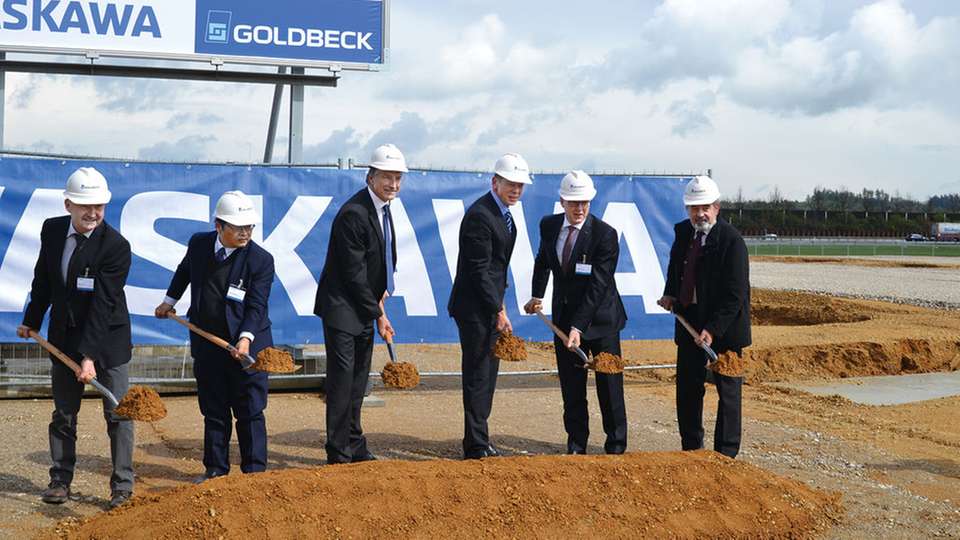 Spatenstich für den Yaskawa-Erweiterungsbau in Allershausen: Manfred Stern, Präsident & CEO von Yaskawa Europe (2. v.r.) sowie der Geschäftsführer der Robotics Division, Bruno J. Schnekenburger (3.v.r.), packen mit an.