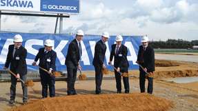 Spatenstich für den Yaskawa-Erweiterungsbau in Allershausen: Manfred Stern, Präsident & CEO von Yaskawa Europe (2. v.r.) sowie der Geschäftsführer der Robotics Division, Bruno J. Schnekenburger (3.v.r.), packen mit an.