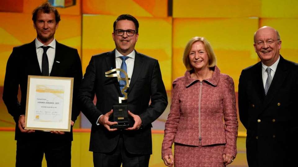 Jens Lehmann, ehemaliger deutscher Torhüter und seit 2012 Markenbotschafter für Schunk und Henrik Schunk nehmen den Hermes-Award von Johanna Wanka, Bundesministerin für Bildung und Forschung und Wolfgang Wahlster, DFKI entgegen.