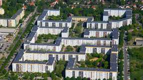 Alle dürfen mitmachen: Mieterstrom wird endlich förderfähig! Darüber freuen sich unter anderem Teilnehmer erster Mieterstrom-Projekte wie im gelben Viertel in Berlin Hellersdorf.