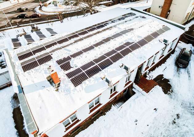 Ideale Voraussetzungen: Das Flachdach des ehemaligen Fabrikgebäudes bietet die idealen Bedingungen für den Einsatz von Solarmodulen. Zusätzlich zur Pelletanlage wurden rund 130 Photovoltaik-Solarmodule der Firma Neo Solar installiert und versorgen das Unternehmen mit Strom. 