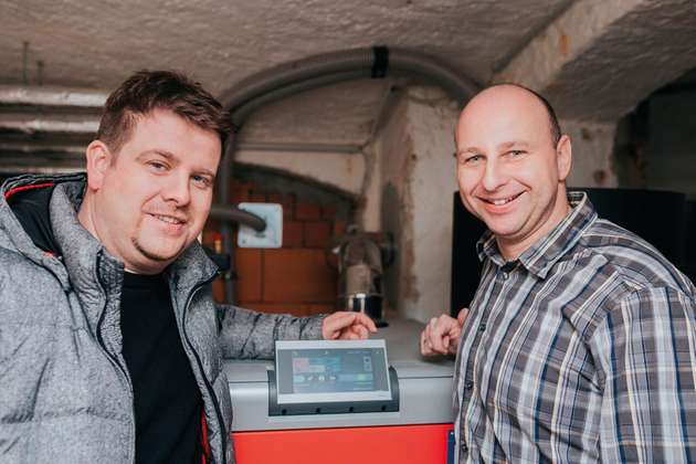Umweltschutz im Fokus: Der neue Pelletkessel versorgt den neuen Firmensitz in einer ehemaligen Neonröhrenfabrik effektiv und umweltfreundlich mit Strom. Die vielen großen und ungenutzten Kellerräume eignen sich ideal für das Pelletlager. Hier werden zwischen 10 und 15 Tonnen der Holzpresslinge gelagert.