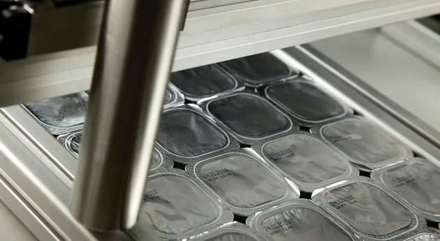 LEIBINGER Inkjet-Drucker kennzeichnen auch Verpackungen in Trays automatisch und effizient.