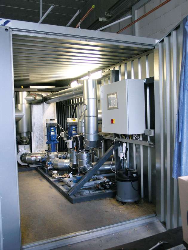 Technikcontainer neben dem Wärmespeicher: Wärmetauscher und Steuerung sind unfern des Wärmespeichers platziert.