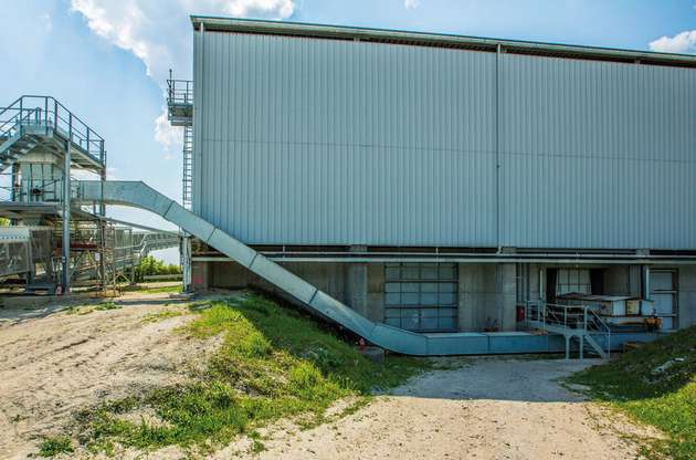 Der Kettengurtförderer hebt das Material auf das Niveau des Pipe Conveyors an.