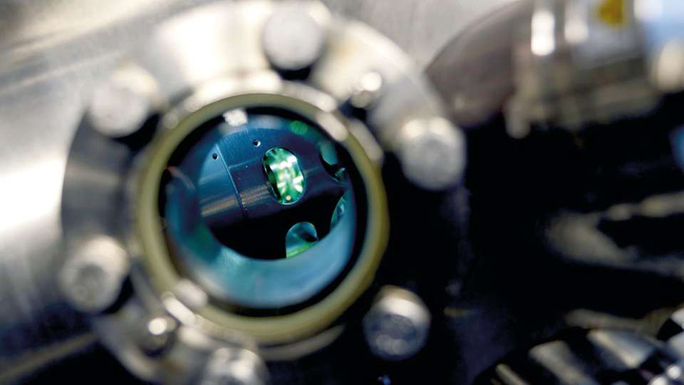 Blick ins Photoemissionsmikroskop: Im sogenannten NanoESCA werden resistive Speicherelemente mittels energiegefilteter Photoelektronenemissionsmikroskopie abgebildet.