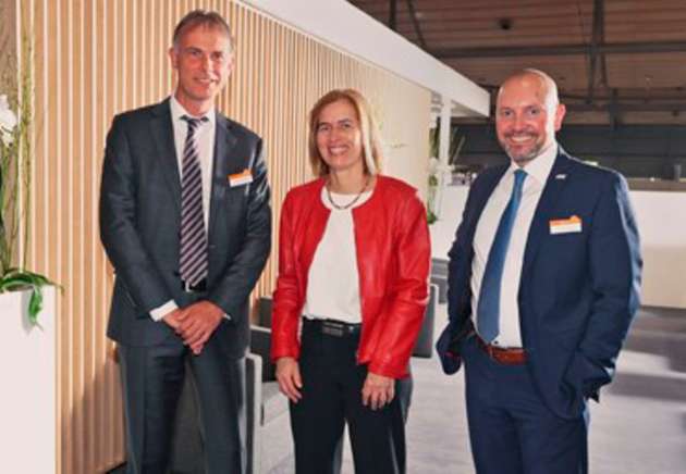 V. l. n. r.: Herr Marhofer, Vorstandsvorsitzender der ifm-Gruppe; Frau Dr. Rückert, Executive Vice President für die Business Unit IoT & Digital Supply Chain SAP; Herr Dunkel, Managing Director, G.I.B Gesellschaft für Information und Bildung.