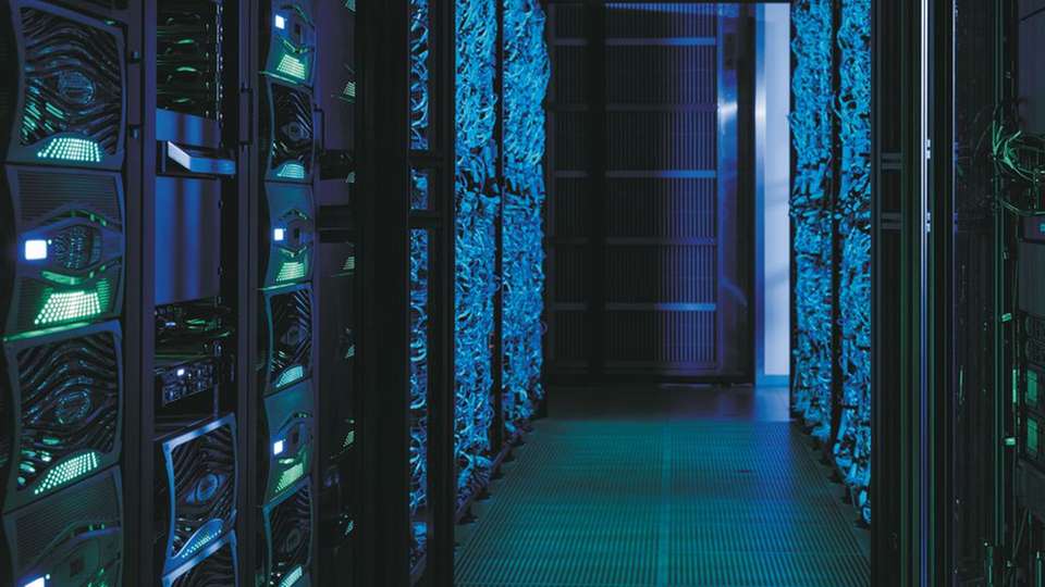 Der neue KIT-Supercomputer zeichnet sich nicht nur durch seine enorme Rechenleistung aus, sondern auch durch ein energieeffizientes Kühlkonzept.