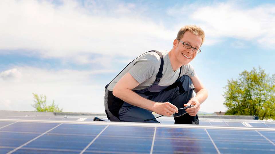 Der Photovoltaik Steckverbinder PV-Stick erleichtert durch sein Push-in-Anschlusssystem Installationsarbeiten auf dem Dach und soll mehr als 50 Prozent Zeit bei der Verkabelung der Solaranlagen einsparen.