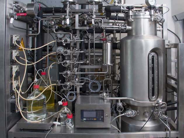 Einen Bioreaktor könnte man auf die Maßstäbe einer Bioraffinerie hochskalieren - so die Vision der Wiener Forscher.