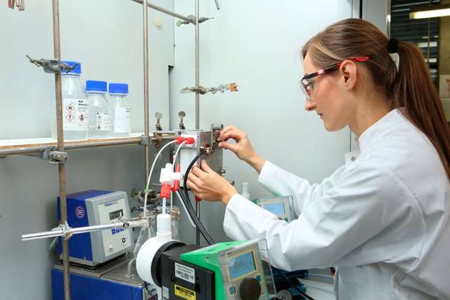 Die Flusselektrolyseure für die Laborversuche, bei denen elektrochemische Prozesse ablaufen, werden in der JGU-eigenen Werkstatt als Prototypen entwickelt und gebaut.