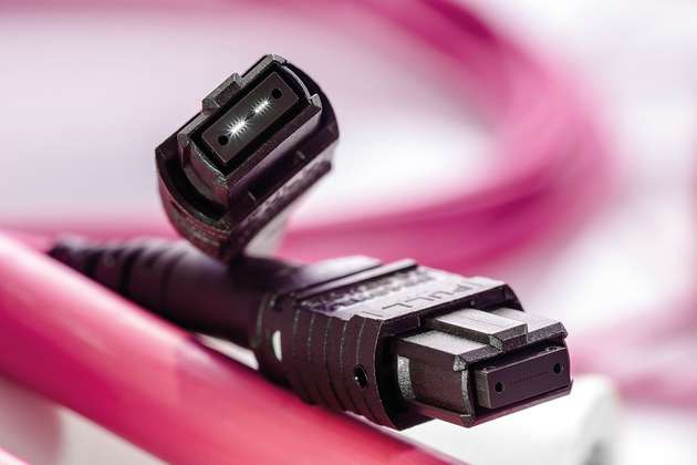 Die Entwicklung bei Ethernet in Richtung Parallel Optics schreitet weiter voran. Das zeigt sich unter anderem in Verkabelungssystemen wie dem PreConnect Octo des Herstellers Rosenberger OSI. Es benötigt nur noch acht statt zwölf Fasern und eignet sich unter anderem für Ethernet 40/100GBASE-SR4 und GFC 4x16/4x32.