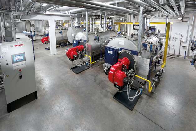 Die modernisierte Dampfkesselanlage bei Sutter spart durch die neuen Zweistoffbrenner und intelligente Steuerungstechnik jede Menge Brennstoff ein.