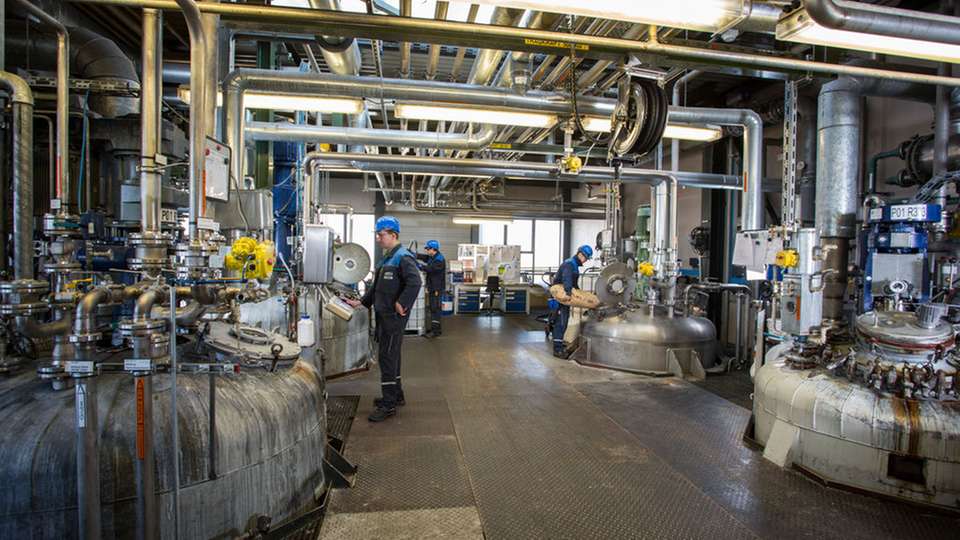 Innenansicht der Produktion chemischer Additive im Münzing-Werk Heilbronn.