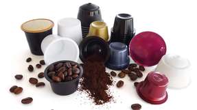 Die Kaffeezubereitung mit Kapseln liegt im Trend. Diese können aus Aluminium oder mehrschichtigem Kunststoff hergestellt werden. 