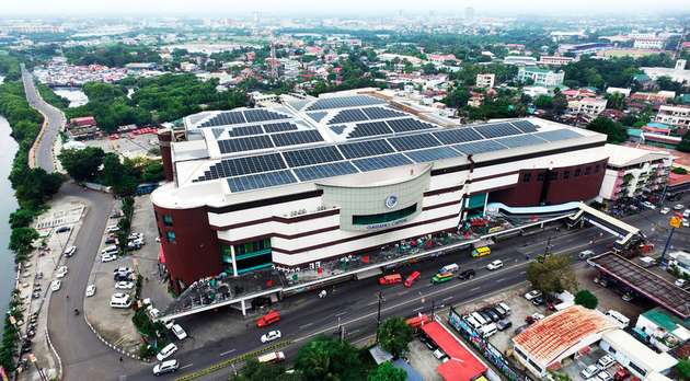 46 Wechselrichter vom Typ Fronius Symo versorgen ein Einkaufszentrum in der philippinischen Provinzhauptstadt Iloilo City mit grünem Strom.
