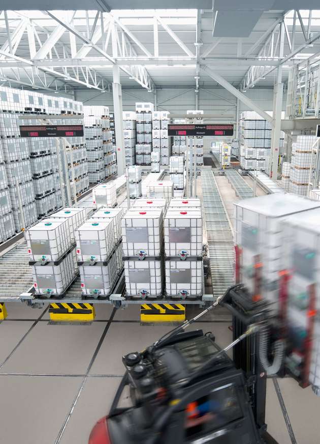 Just-in-time-Produktion und lückenlose Rückverfolgbarkeit der neuen Foodcert-IBCs gehören zum Gesamtkonzept für Verpackungen und Logistik von Schütz.