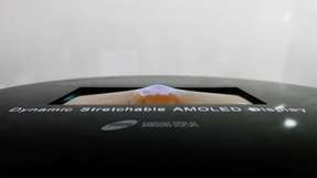 Wie ein Luftballon soll sich das neue AMOLED-Smartphone-Display von Samsung in alle Richtungen auseinander- und wieder zusammenziehen können.