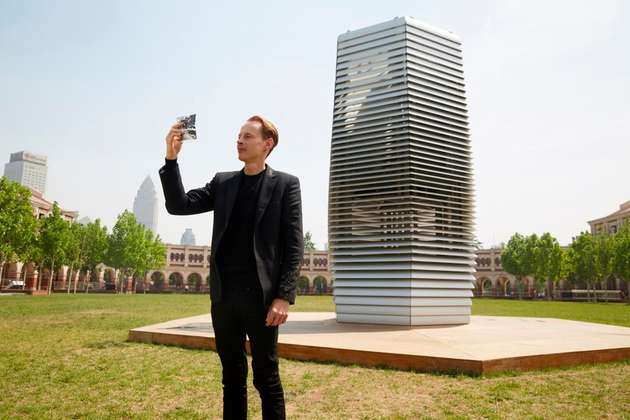 Der Initiator des Smog Free Project, Daan Roosegaarde, posiert vor dem erst Lufteinigungsturm in Peking. 