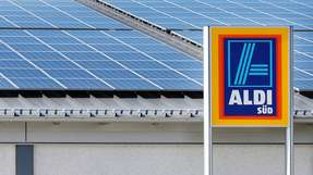 Auf den Dächern von mehr als 1200 ALDI SÜD Filialen produzieren Photovoltaikanlagen Solarstrom.